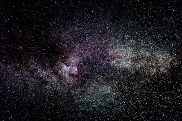 A breathtaking capture of the Milky Way galaxy's celestial beauty, revealing cosmic wonders. Espace 4K