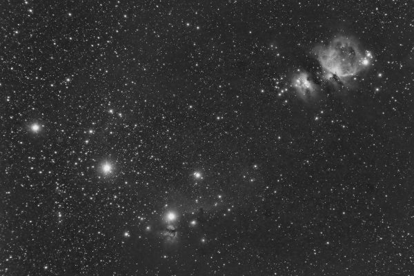 A breathtaking grayscale astrophotograph depicting the Orion and Flame Nebulas set against a starry night sky. Espace 4K