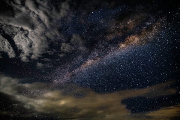 A breathtaking photo capturing the Milky Way galaxy with stars and clouds in a dark, starry sky. Espace 4K