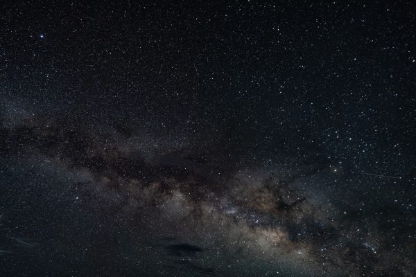 A breathtaking sight of the Milky Way stretching across the night sky, filled with countless stars. Espace 4K