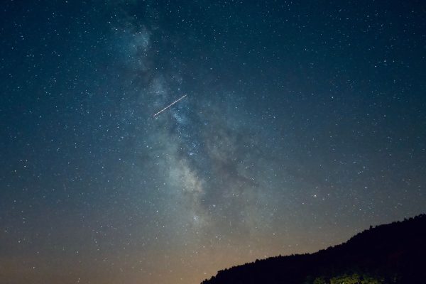 A breathtaking view of a starry sky featuring the Milky Way and a meteor streaking across. Espace 4K