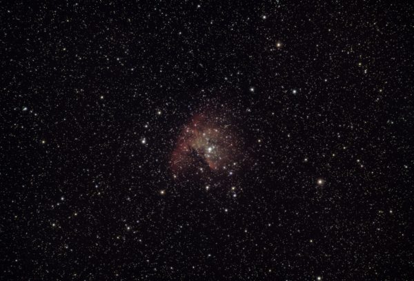 A breathtaking view of a starry sky with a vivid nebula at the center, perfect for astronomy enthusiasts. Espace 4K