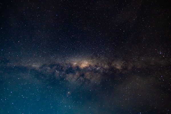 A breathtaking view of the Milky Way galaxy captured from Ephangweni, showcasing a clear, star-filled night sky. Espace 4K