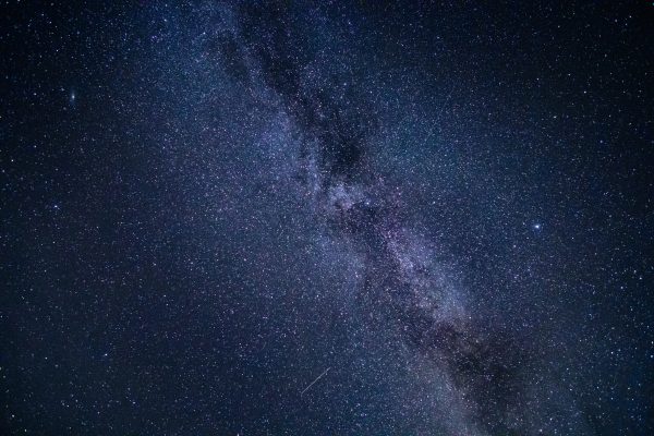 A breathtaking view of the Milky Way galaxy filled with stars under a clear night sky. Perfect for astronomy enthusiasts. Espace 4K