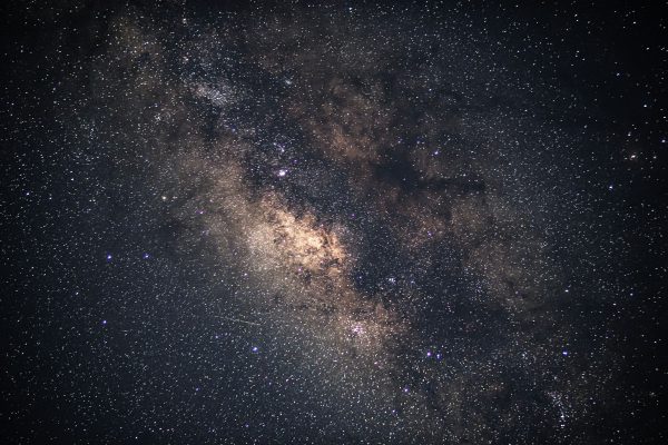 A breathtaking view of the Milky Way galaxy showcasing countless stars against a dark night sky. Espace 4K