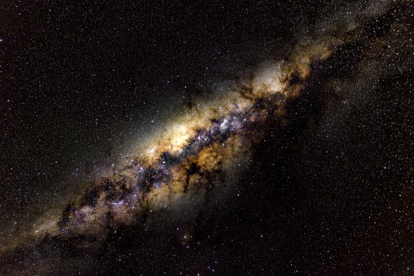 A breathtaking view of the Milky Way galaxy showcasing its vibrant star formation and cosmic dust clouds. Espace 4K
