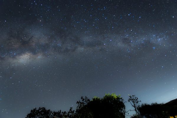 A breathtaking view of the Milky Way galaxy under a starry night sky. Espace 4K