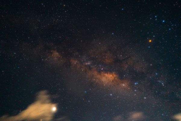 A breathtaking view of the Milky Way with vibrant stars in the night sky, perfect for wallpaper. Espace 4K