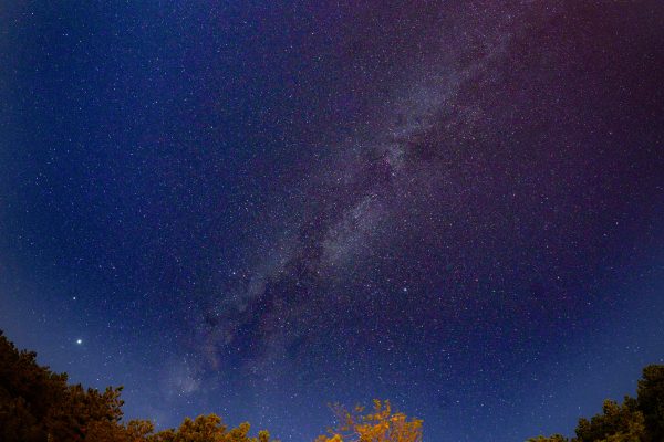 A breathtaking view of the starry sky featuring the Milky Way at night, surrounded by nature. Espace 4K