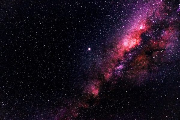 A breathtaking view of the vibrant Milky Way galaxy with countless distant stars. Espace 4K