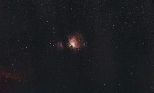 A captivating image of the Orion Nebula under a clear starry sky, showcasing the wonders of the universe. Espace 4K