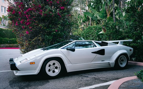A classic white sports car parked on a street in lush Beverly Hills, CA. Voitures 4K