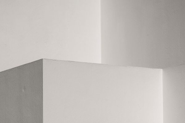 A clean, minimalist architectural abstract with white geometric shapes and subtle shadows. Minimaliste 4K