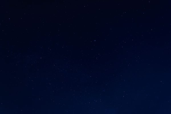 A clear and vivid starry night sky showcasing numerous stars and constellations. Espace 4K