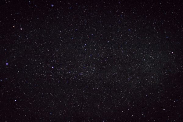 A clear starry night sky captured over the countryside in Germany, showcasing countless stars. Espace 4K
