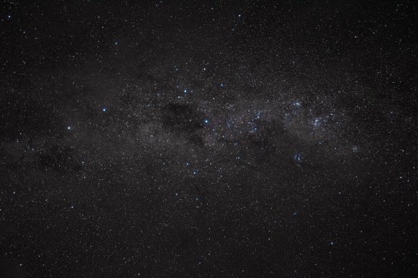 A clear view of the star-filled night sky featuring the Milky Way. Espace 4K