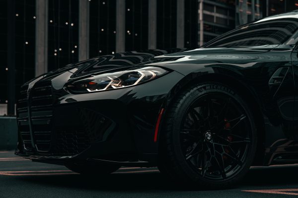 A dramatic shot of a modern black BMW car in downtown Chicago, showcasing urban sophistication. Voitures 4K