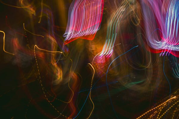 A dynamic and colorful abstract pattern created by blurred light trails. Abstrait 4K