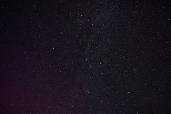 A mesmerizing view of a star-filled night sky taken in Stechlin, Brandenburg, Germany. Espace 4K