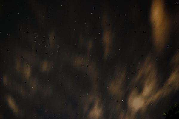 A mesmerizing view of a starry night sky with clouds, captured in Kayseri, Turkey. Espace 4K