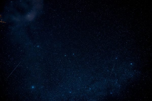 A mesmerizing view of a starry night sky with numerous stars and shooting stars, ideal for astronomy enthusiasts. Espace 4K