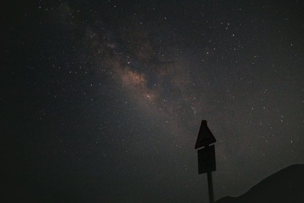 A mesmerizing view of the Milky Way galaxy under a dark, starry night sky. Espace 4K