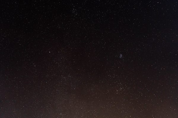 A mesmerizing view of the starry night sky captured in Královéhradecký kraj, Česko. Espace 4K