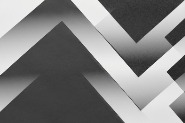 A minimalist abstract design featuring zigzag patterns in monochrome tones. Minimaliste 4K