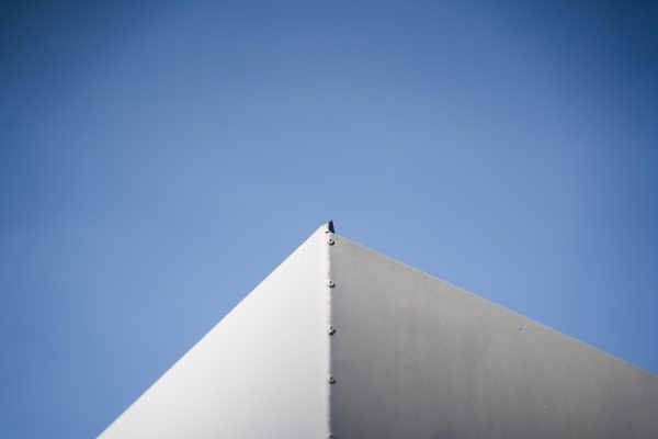 A minimalist architectural corner against a vivid blue sky showcasing simplicity and modern design. Minimaliste 4K