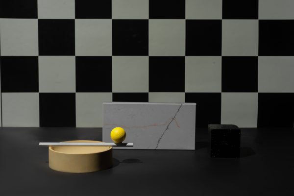 A minimalist arrangement of geometric shapes featuring a yellow sphere against a checkered background. Minimaliste 4K