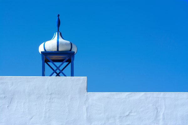 A minimalist shot of a blue and white architectural turret against a clear blue sky. Minimaliste 4K