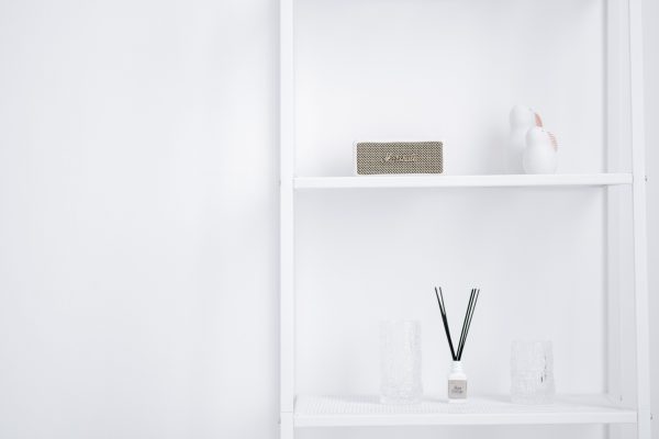 A neat white shelf with decorative items, displaying minimalistic interior style. Minimaliste 4K