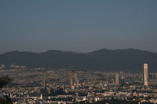 A panoramic view of Izmir's skyline against a mountain backdrop under a clear sky. Nature 4K
