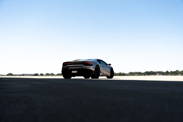 A sleek Lamborghini supercar captured on an open runway with clear skies in Illinois. Voitures 4K