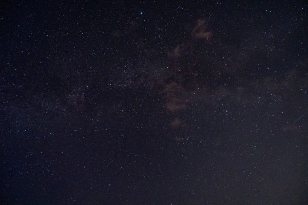 A star-filled night sky showcasing the Milky Way and cosmic beauty. Espace 4K