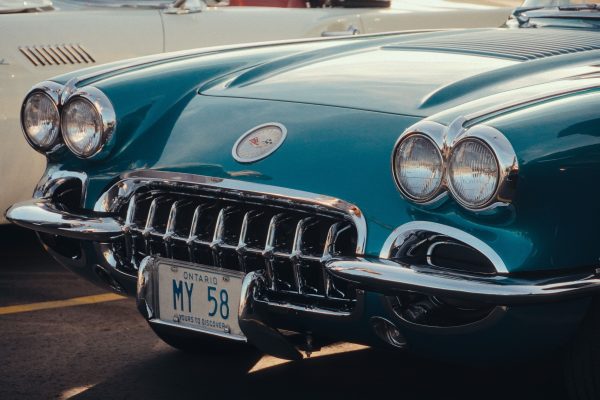 A striking aqua blue 1958 classic car photographed outdoors in Toronto, showcasing its vintage allure. Voitures 4K