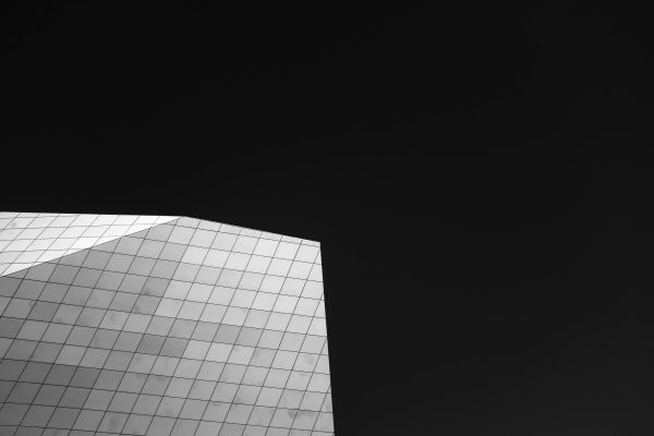 A striking minimalist photo of a modern architectural facade against a dark sky. Minimaliste 4K