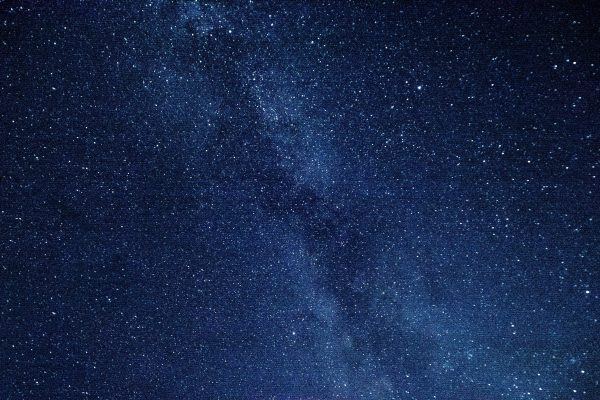 A stunning, clear view of the Milky Way with countless stars in a dark night sky. Espace 4K