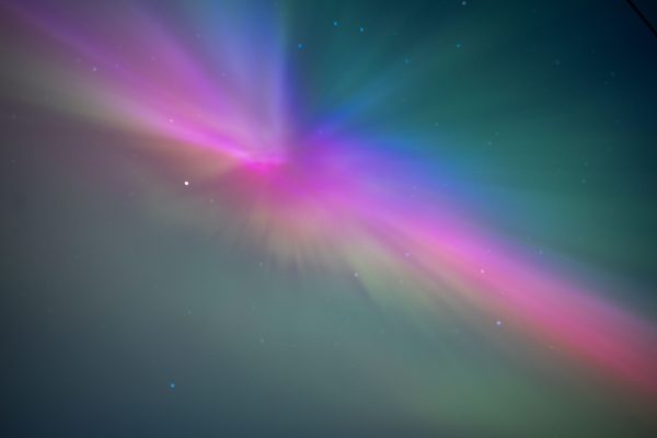 A stunning display of the aurora borealis with vibrant colors under a clear night sky in Skipton, England. Espace 4K