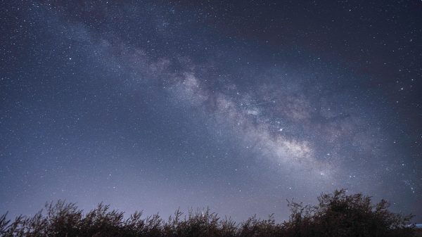A stunning view of the Milky Way galaxy extending across the starry night sky above İzmir, Türkiye. Espace 4K