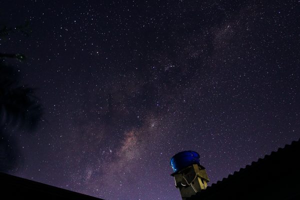 A stunning view of the night sky filled with stars, showcasing a silhouette of a tower. Espace 4K