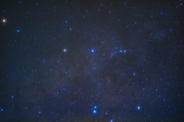 A stunning view of the starry night sky filled with constellations and celestial bodies. Espace 4K