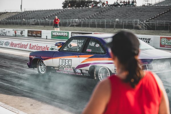 A thrilling drag race event at Heartland Nationals in Topeka, showcasing modified race cars and dynamic competition. Voitures 4K