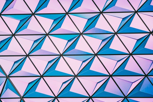 A vibrant triangular pattern with shades of pink and blue for modern backgrounds. Abstrait 4K