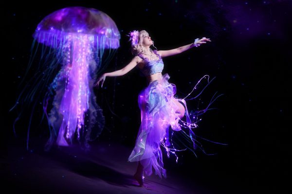 A woman in ethereal costume dances gracefully beside a luminous purple jellyfish in a dark setting. IA Générative 4K