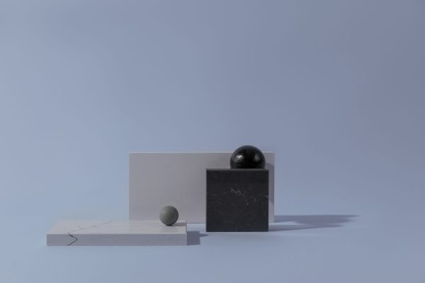 Abstract arrangement of marble surfaces with geometric shapes on a plain background. Minimaliste 4K
