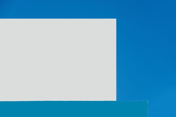 Abstract composition featuring geometric shapes and bold blue tones in a minimalist style. Minimaliste 4K