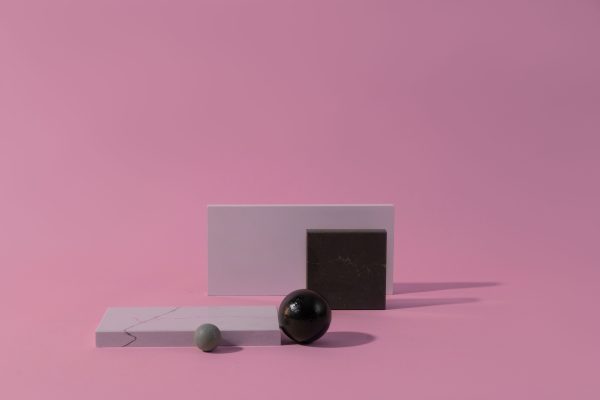 Abstract composition with geometric shapes on a pink background, showcasing minimalistic design. Minimaliste 4K