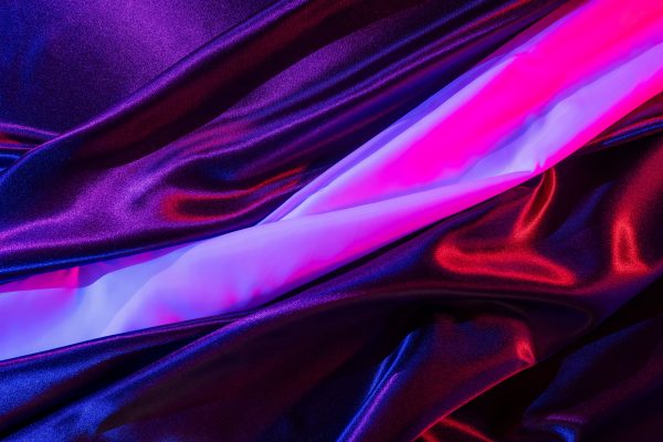 Abstract image featuring rich, flowing iridescent satin fabric with vibrant neon colors and soft textures. Abstrait 4K