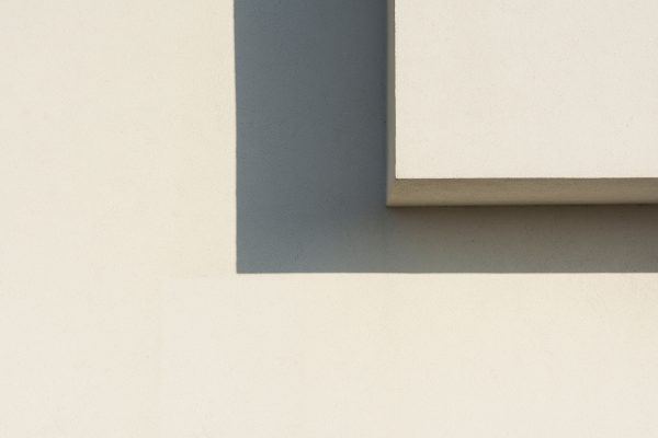 Abstract minimalist image showcasing geometric shadows on a white wall. Minimaliste 4K